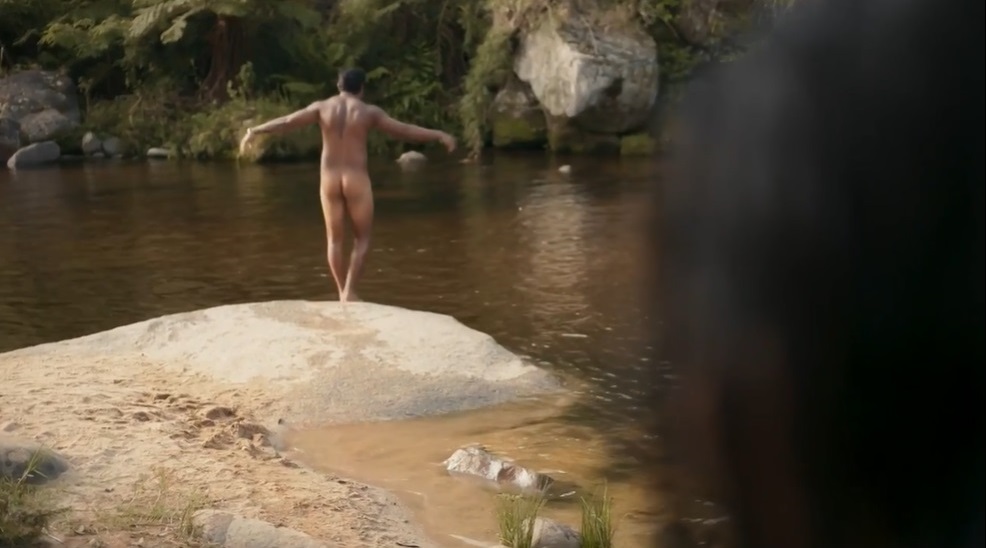 Renascer: Damião (Xamã) toma banho pelado mostrando a bunda
