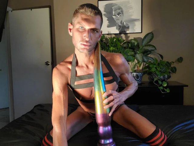 Wrex Wylde: ator pornô gay fica entalado com dildo e quase perde a vida