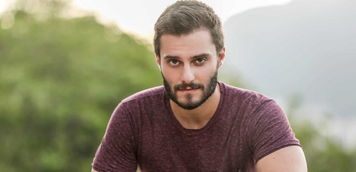 10 atores gays e lésbicas para voltar à TV:  Hugo Bonemer