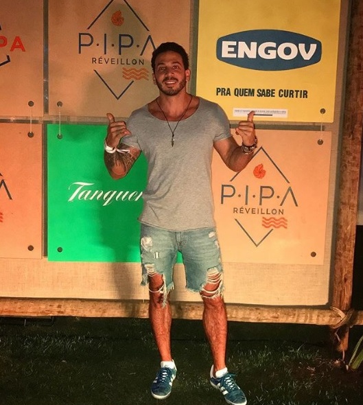 12 fotos do gostosão e sarado Gustavo Soares, oftalmo gato do BBB19