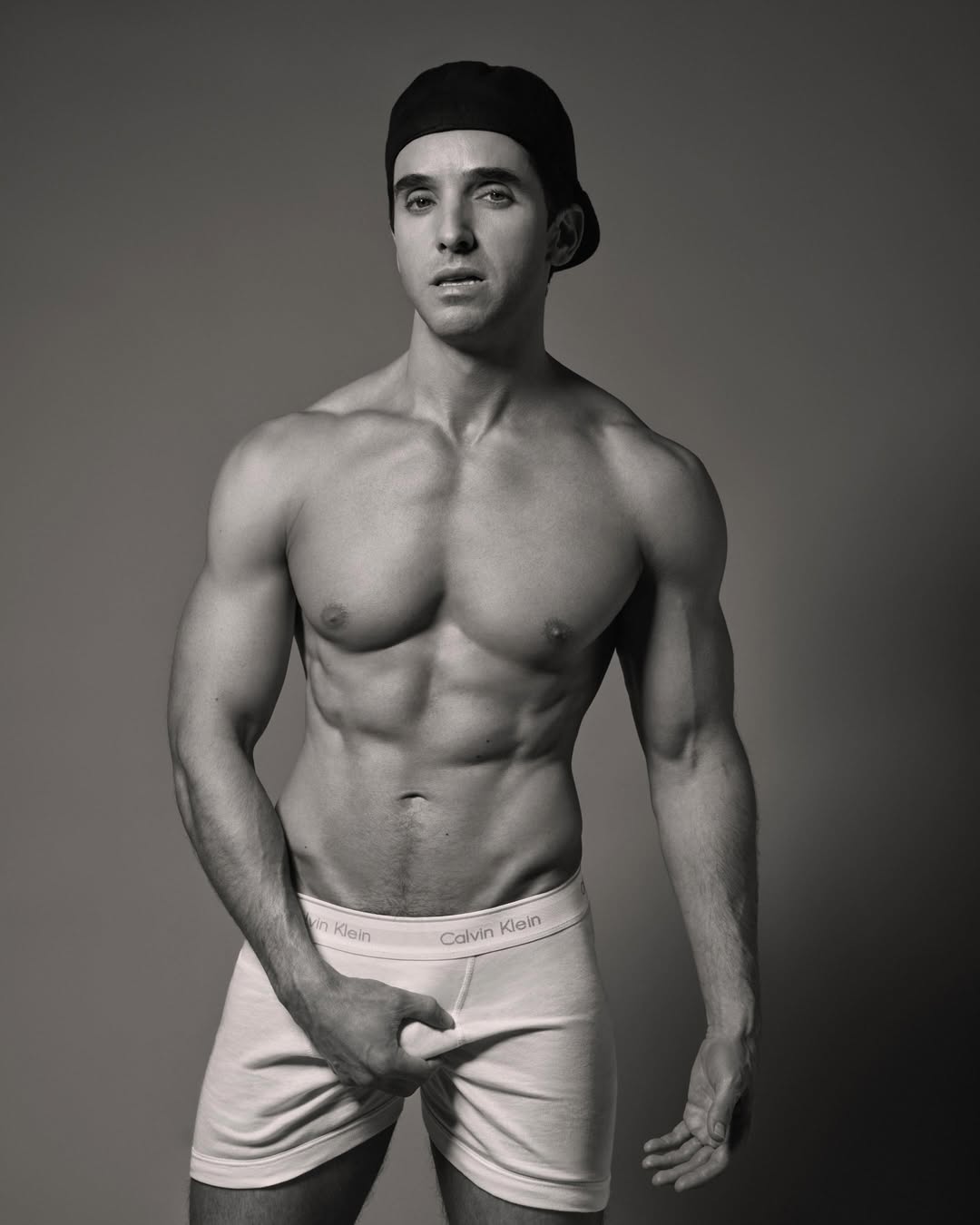 Paul W Downs, de Hacks, mostra corpo sarado e pelado em fotos