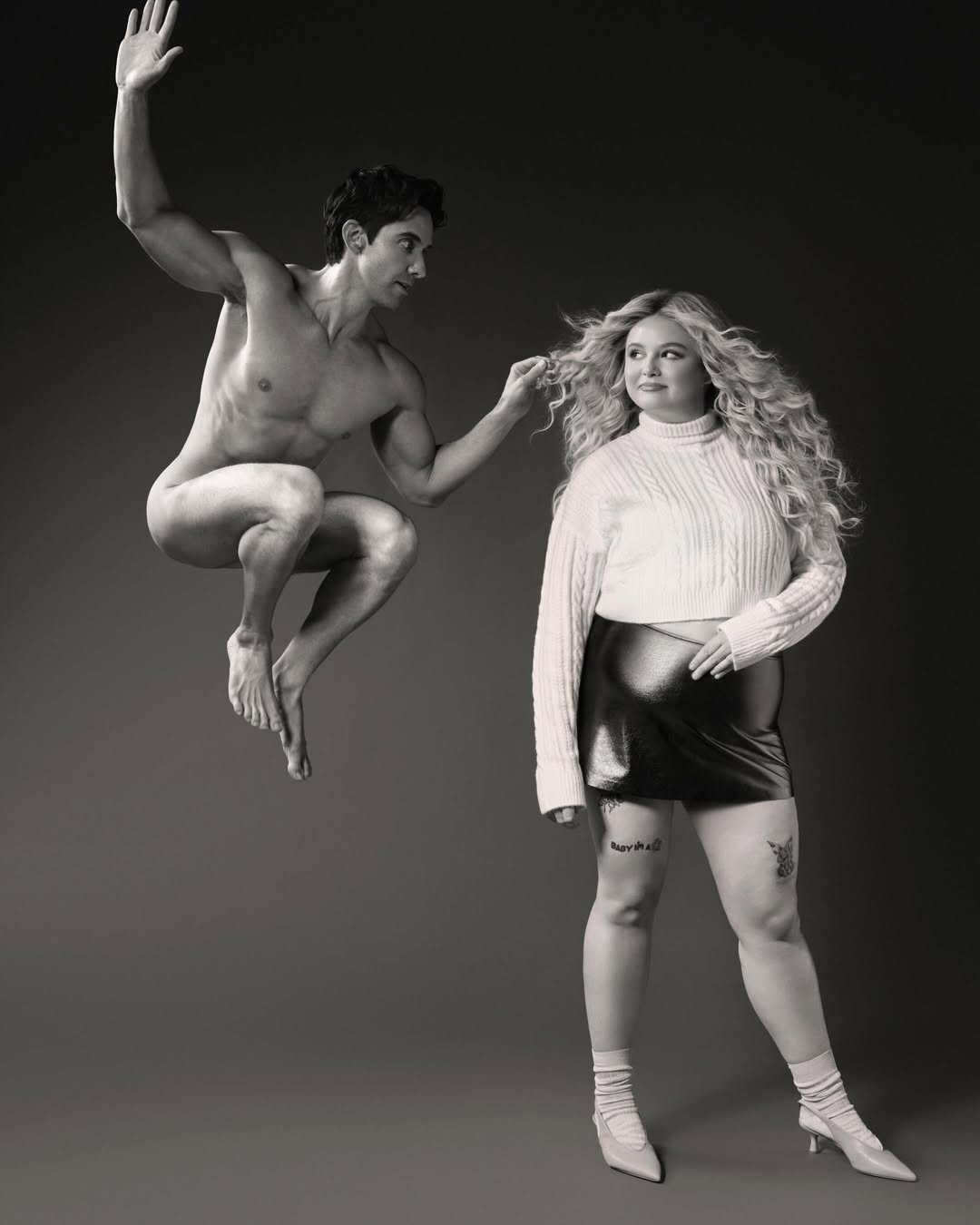 Paul W Downs, de Hacks, mostra corpo sarado e pelado em fotos