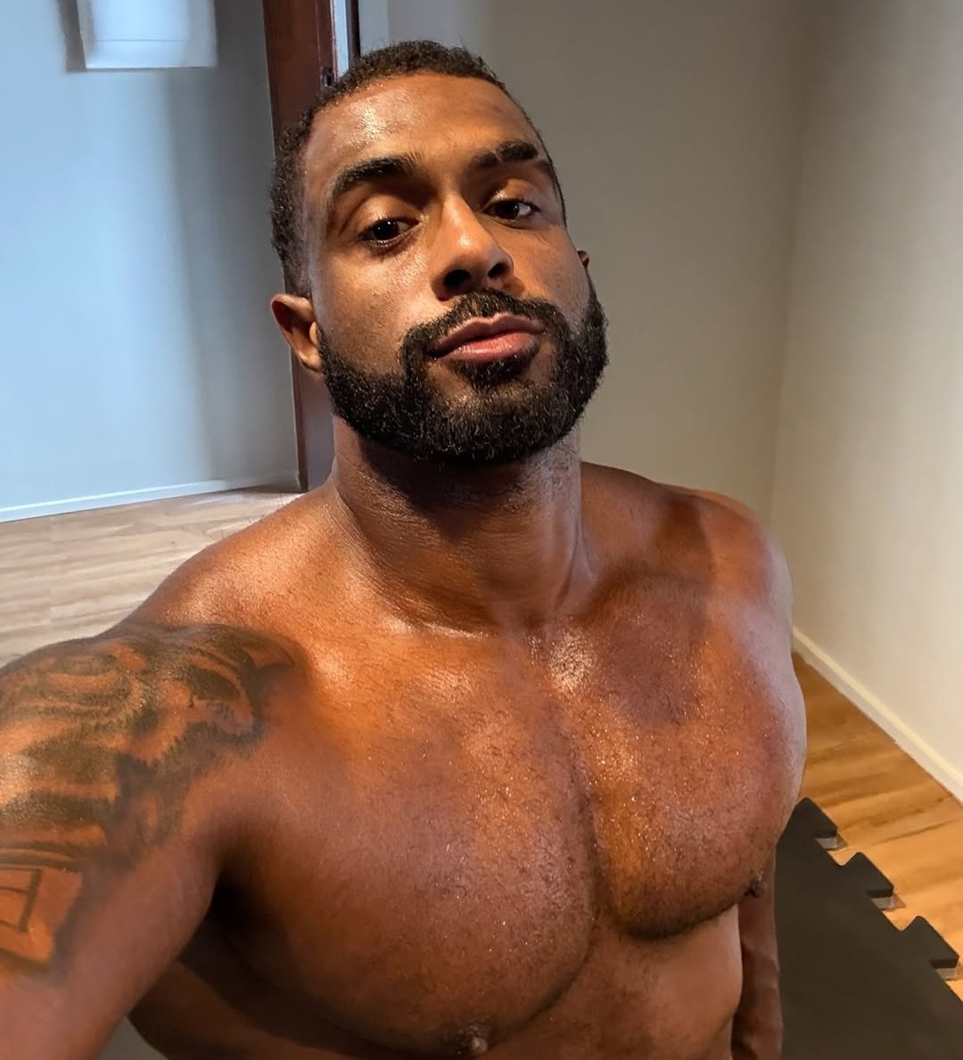 Baco Exu do Blues mostra corpo sarado após treino e dieta