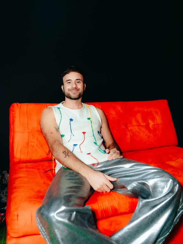 Adrián Bello, cantor gay peruano