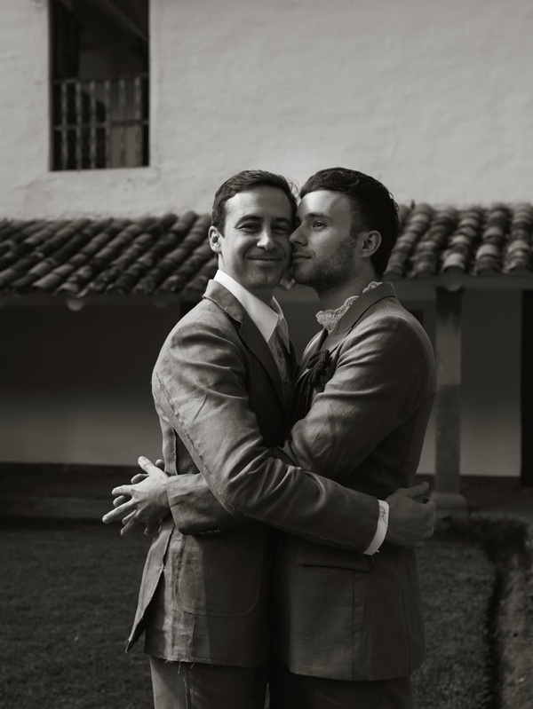 Adrián Bello, cantor gay peruano