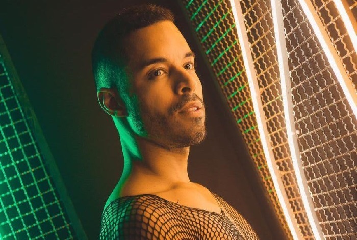 Álvaro Carias: cantor gay carioca lança single 'Flores'