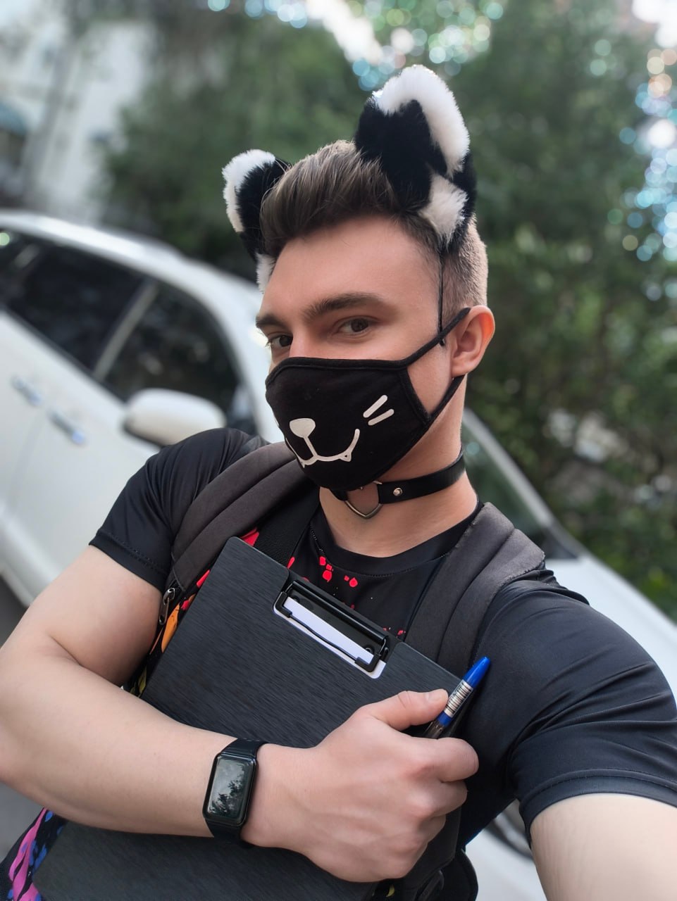 Ativista gay é preso na Rússia por usar camiseta com cores do arco-íris