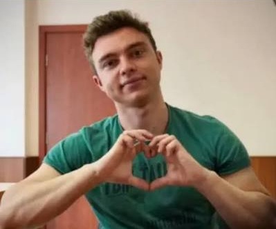 Ativista gay é preso na Rússia por usar camisa com cores LGBT
