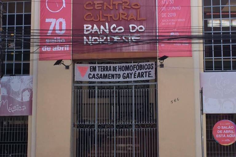 Banco do Nordeste é acusado de censurar obra sobre casamento gay em Fortaleza