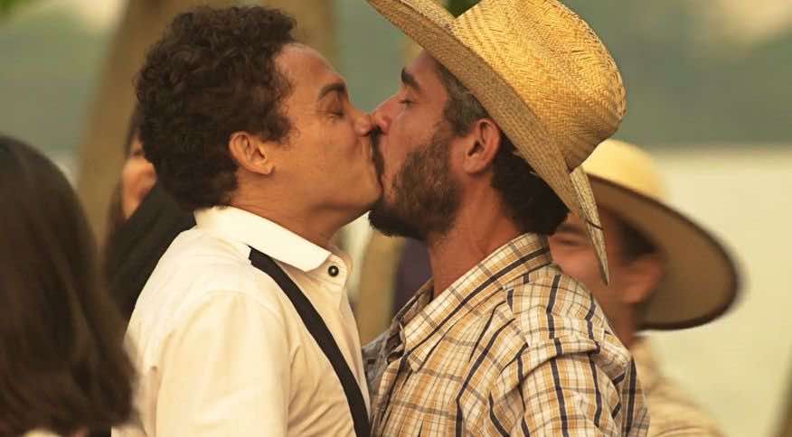 beijo pantanal gay Silvero Pereira