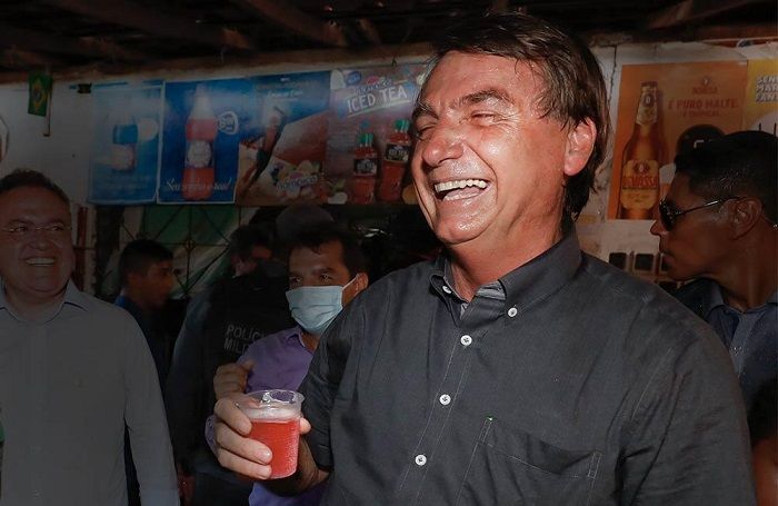 Bolsonaro toma guaraná Jesus e diz que virará boiola