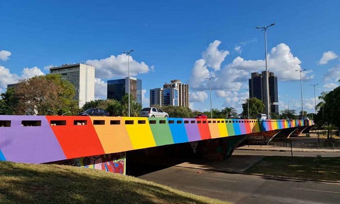 Brasília ganha viaduto nas cores do arco-íris LGBT