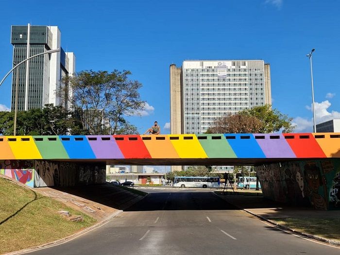 Viaduto da Galeria dos Estados em Brasília ganhou cores do orgulho LGBT