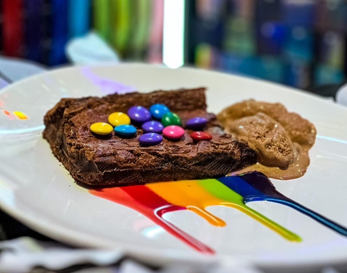 Brownie gay: bar LGBT faz comida arco-íris em Brasília