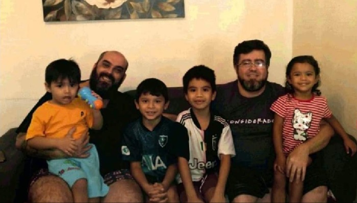 Casal gay adota quatro irmãos, crianças em Parintins, Amazonas