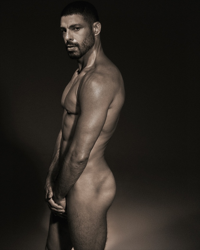 Cauã Reymond aparece pelado no Instagram