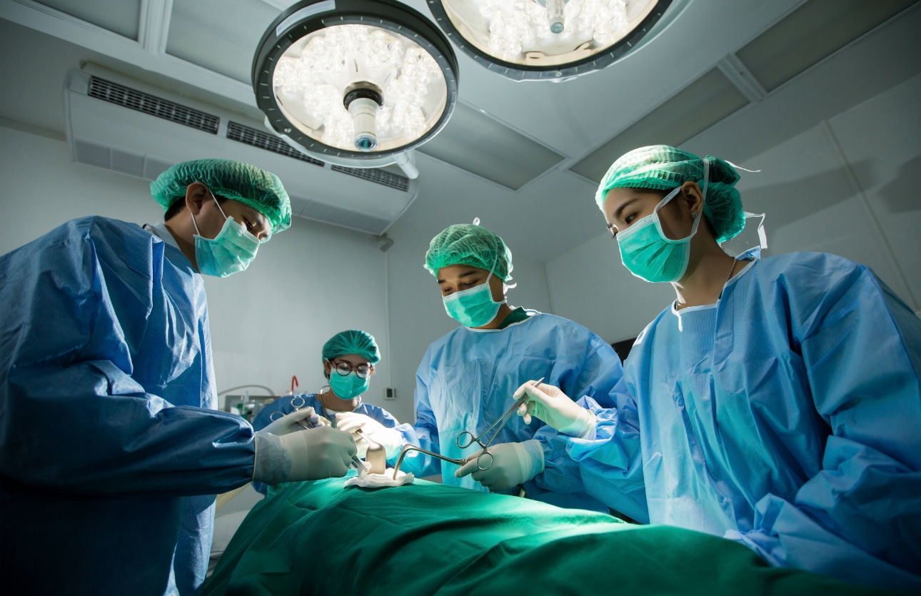Médico insulta paciente gay anestesiado durante cirurgia e é suspenso