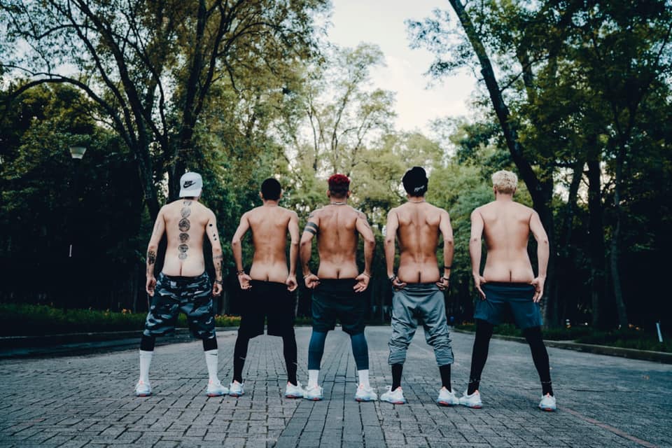 CNCO: boy band de rapazes gatinhos mostra a bunda em desafio na internet