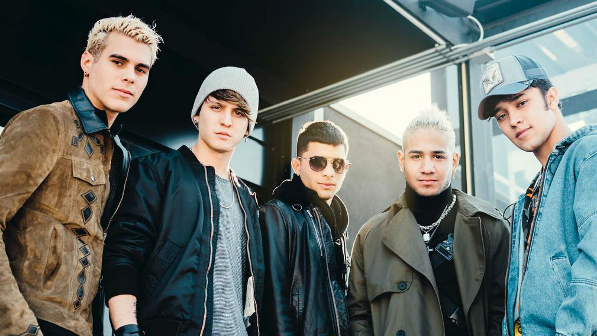 CNCO: boy band de rapazes gatinhos abaixa as calças e mostra  abunda em desafio na internet