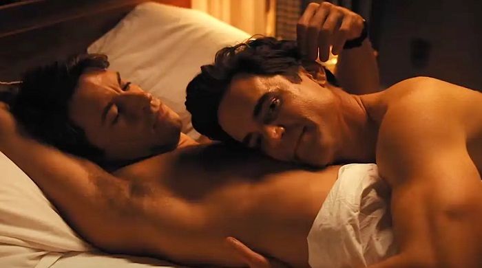 Jonathan Bailey em cena de sexo com Matt Bomer na série gay Companheiros de Viagem