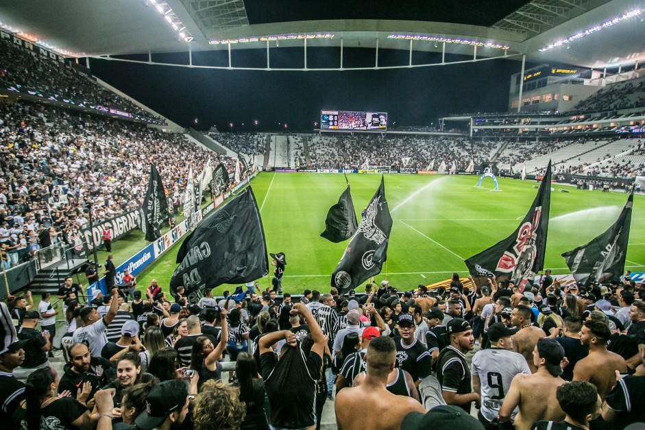Torcida do Corinthians é homofóbica com casal gay