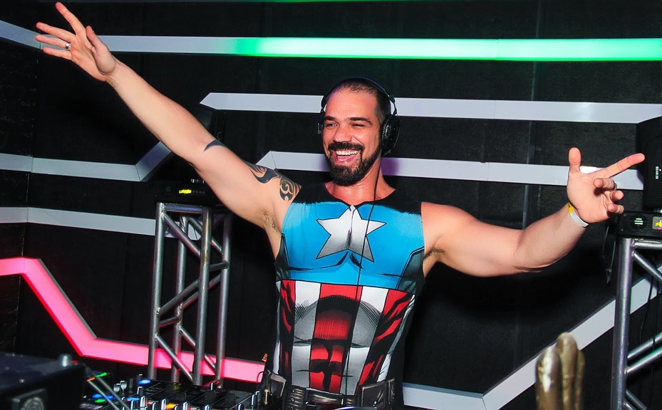 DJ Dam Maia, famoso na noite gay brasileira, lança set Quarantine