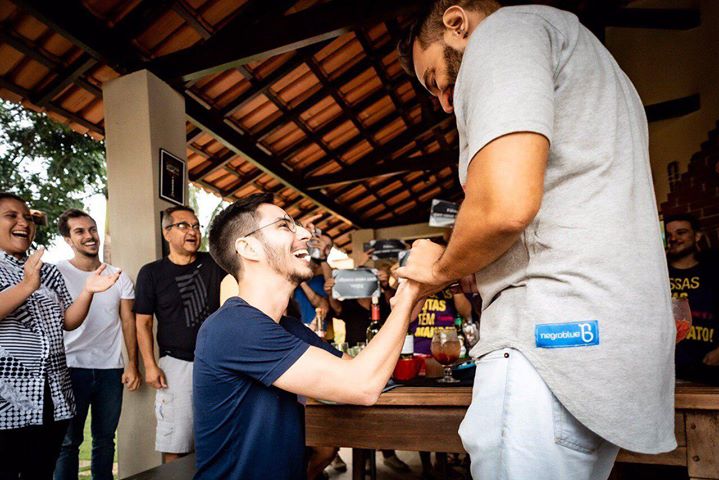 Leonardo Domiciano surpreende Fábio Felix com pedido de casamento. Deputado é o primeiro gay assumido na Câmara Legislativa do Distrito Federal