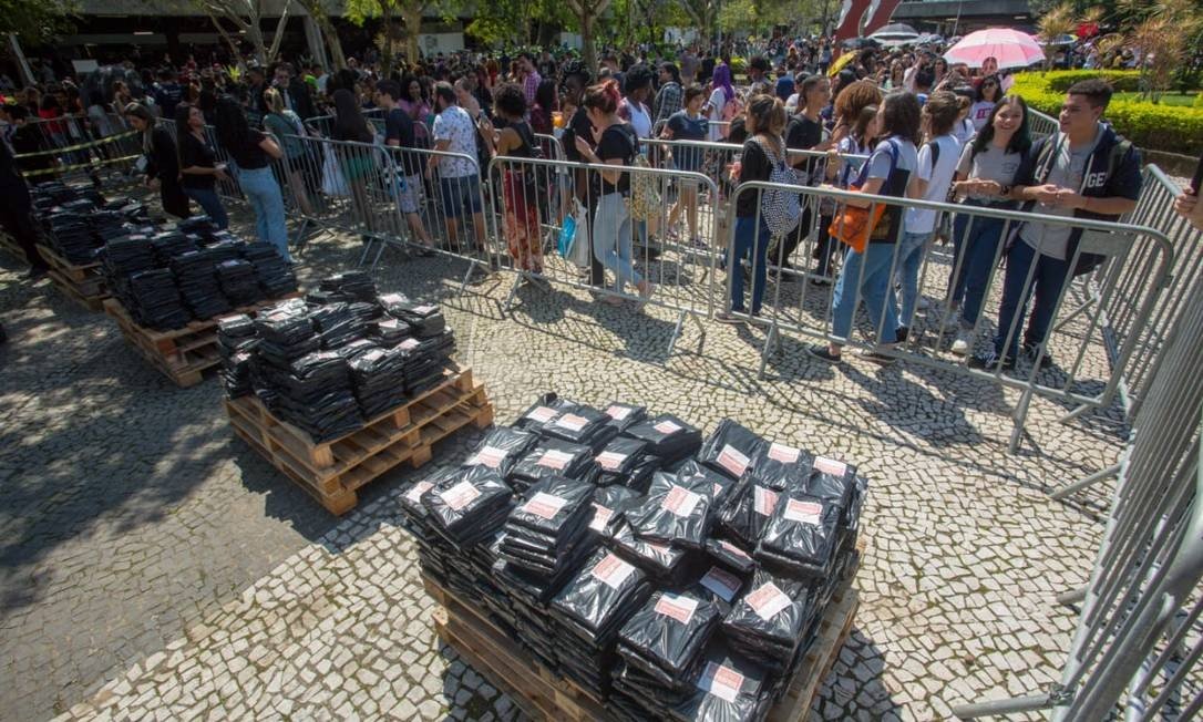 Felipe Neto compra todos os livros LGBT da Bienal do Livro e distribui