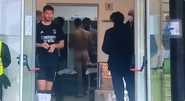Zagueiro Ferro, do Benfica: jogador aparece pelado com bunda de fora na televisão