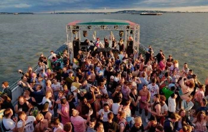 Festas gays em barco em Nova York, a Gayflower