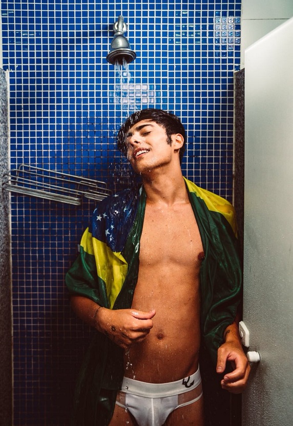 Gabriel Leão, repórter faz ensaio sensual e pelado para revista espanhola. Foto: Junior Marques/F Mídia Press.