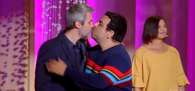 Luis Lobianco beija o marido no programa Tamanho Família
