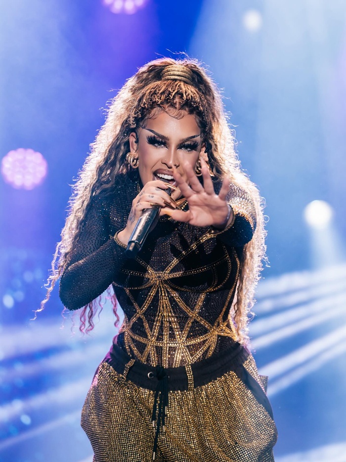 Palco de Gloria Groove desaba em show de Minas Gerais