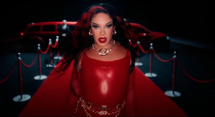 Vermelho, de Gloria Groove, permanece no topo do Top 30 Gay Brasil