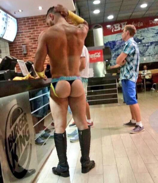 Gostosão é visto só de jockstrap e bunda de fora no Burger King de Ibiza