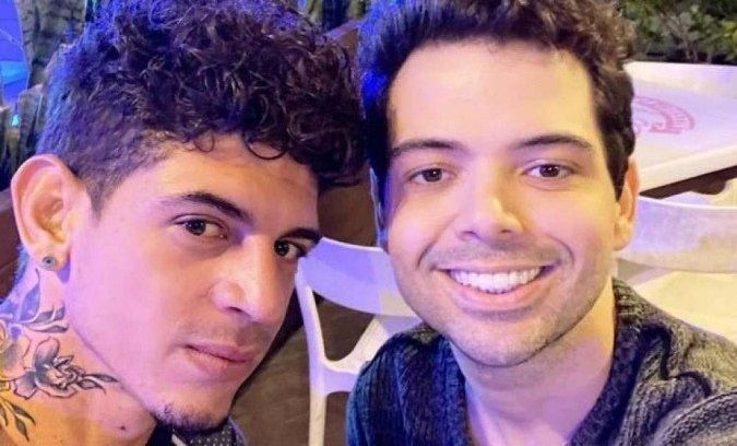 O comediante gay Gustavo Mendes assume namoro com o acupunturista Sued