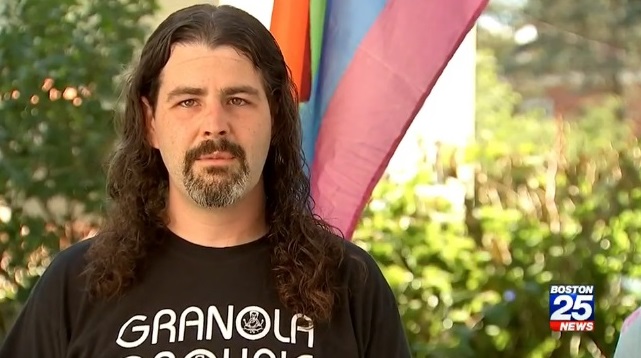 Gay perde dois dentes em ataque só por hastear bandeira arco-íris