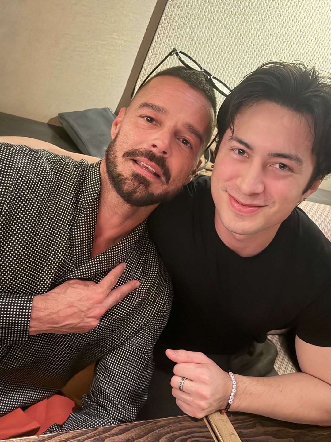 Hudson Williams e Ricky Martin