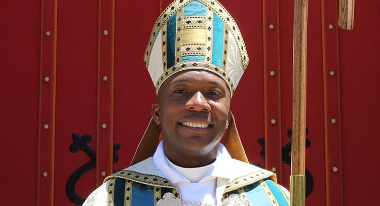 Igreja Episcopal: bispo negro é gay é ordenado nos EUA