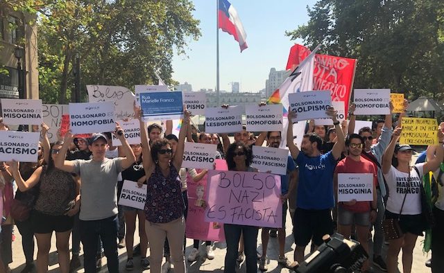 Bolsonaro é alvo de protestos de ativistas LGBT no Chile