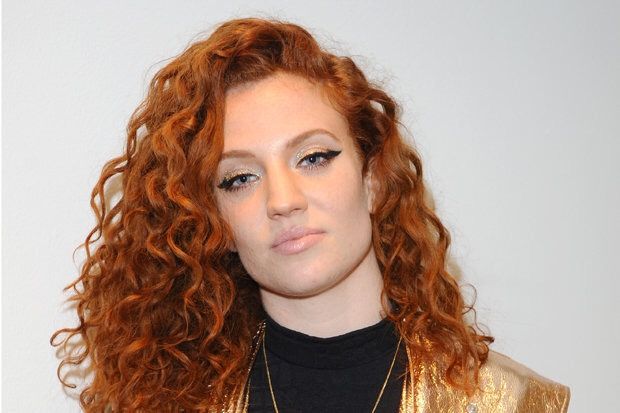 Cantora bissexual Jess Glynne é acusada de transfobia