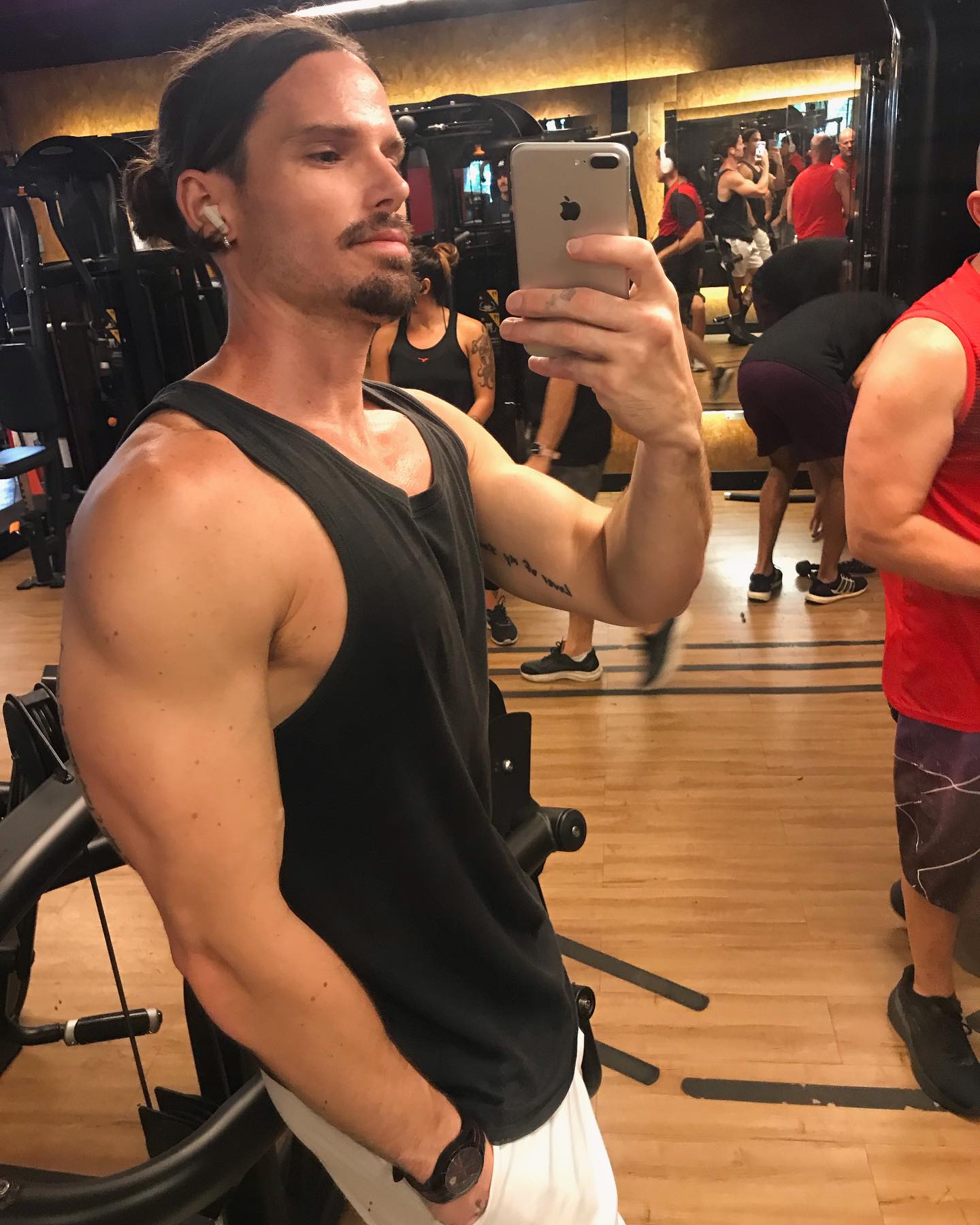 Jonatas Faro se assume bissexual