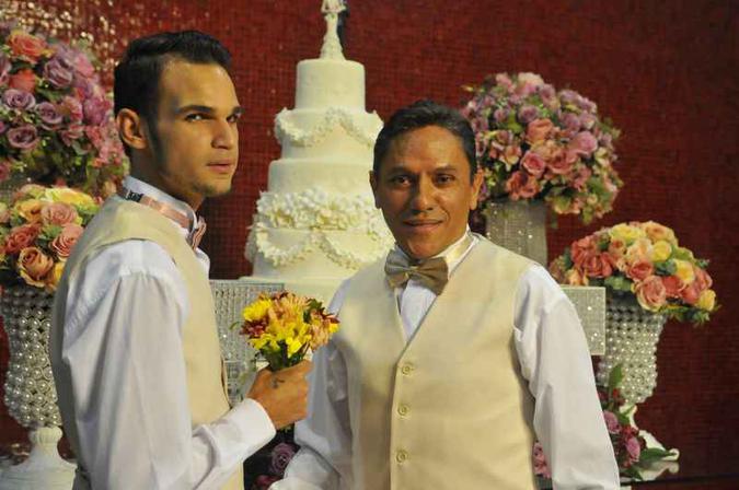 Casal gay é o primeiro de Brasília a se casar em cerimônia comunitária do governo