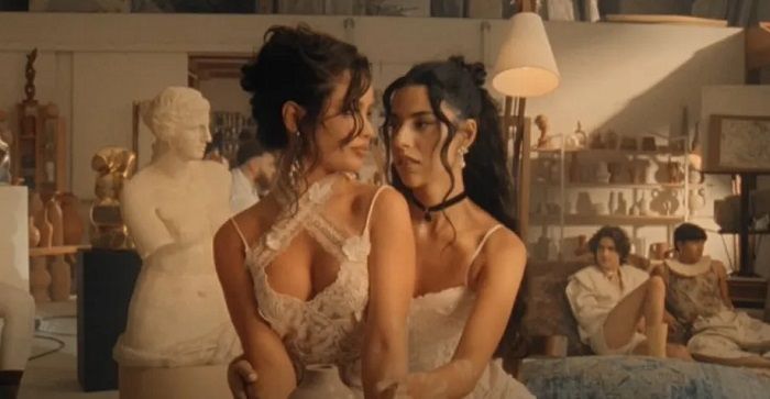 Juliette lança clipe lésbico com Marina Sena