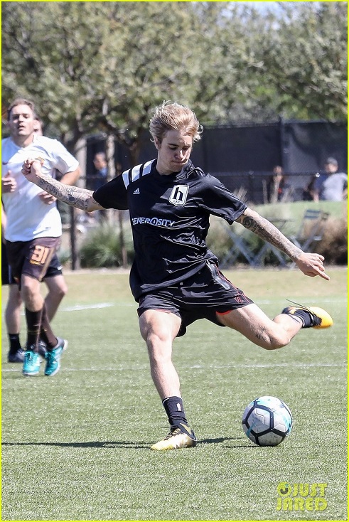 Justin Bieber: gatinho foi jogar futebol e mostrar as pernas. Confira fotos.