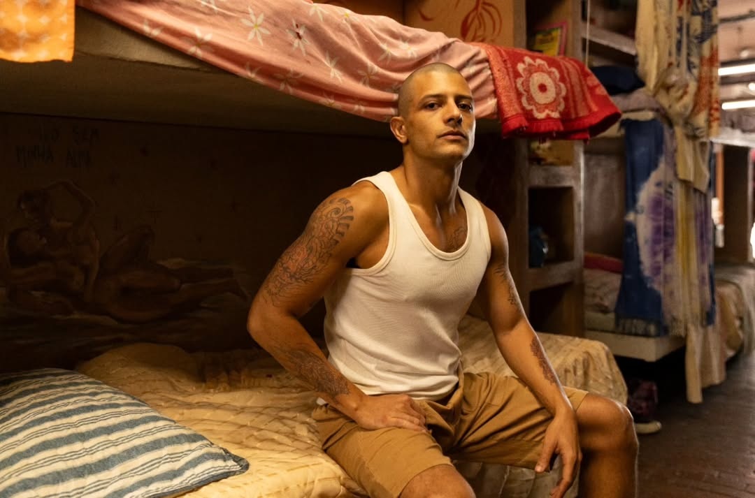 Ator Kelner Macêdo faz sucesso com público gay