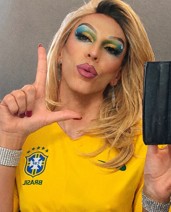 Drag queen brasileira Krisa Gonna que mora nos Estados Unidos