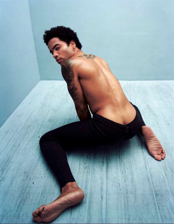 Lenny Kravitz sarado e sexy pelado