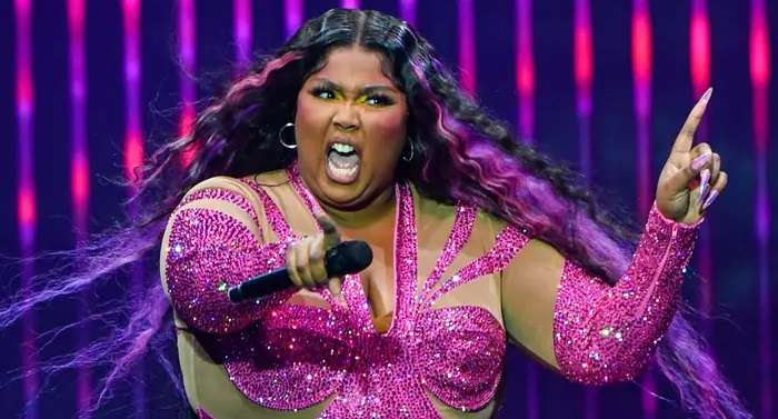 Lizzo é acusada por forçar contato lésbico em bailarina