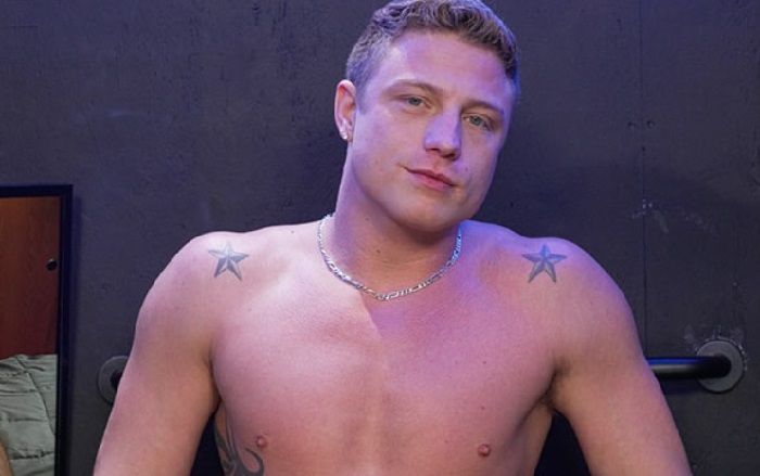 Logan Aarons: ator pornô gay passa por cirurgia nos testículos